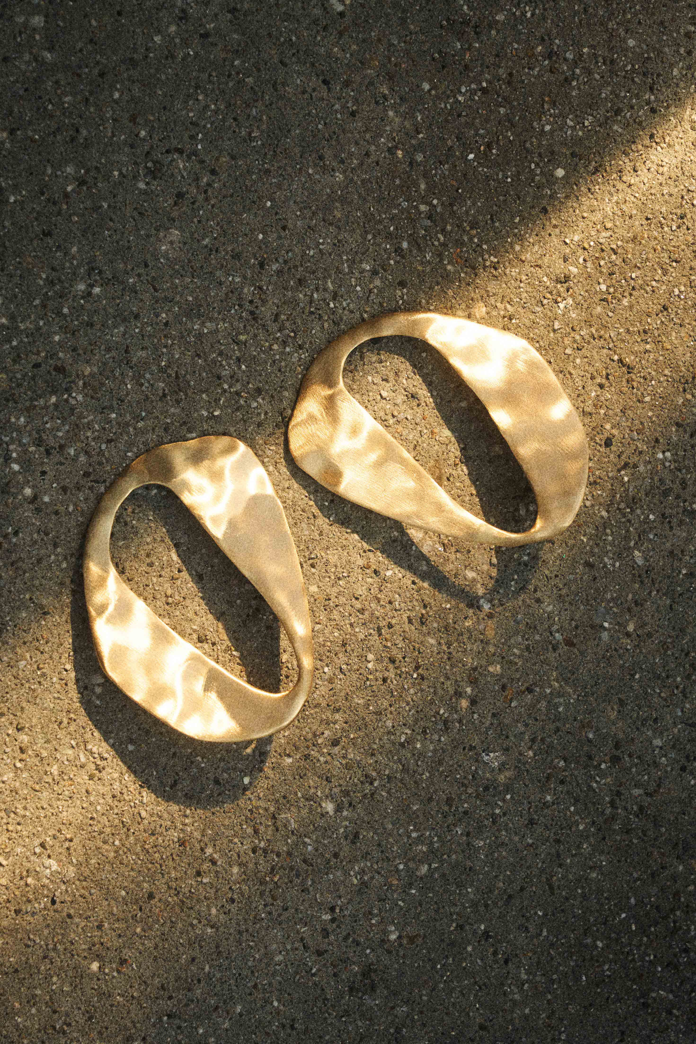 RUE EARRING - BRUSHED BRASS - Image 5