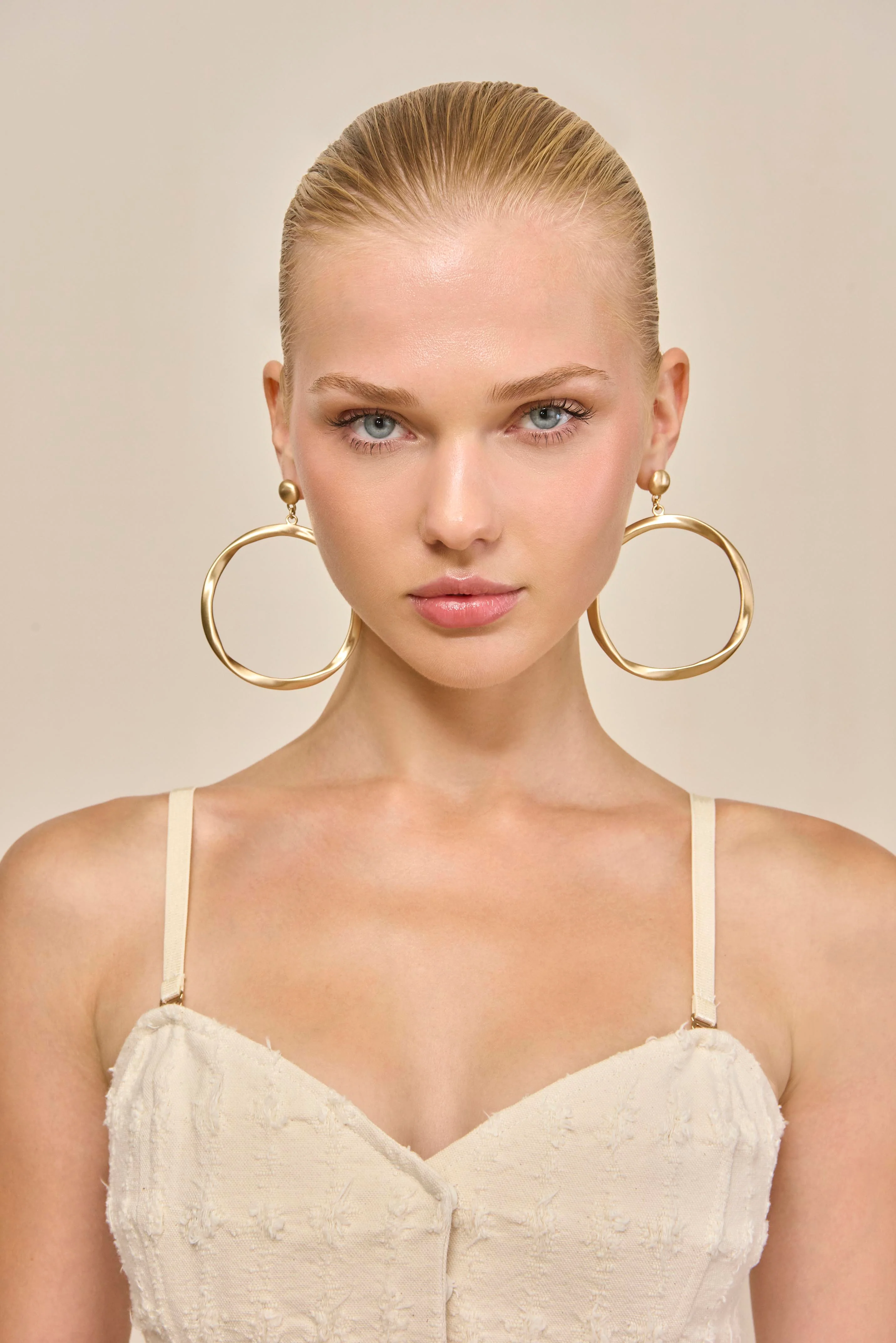 SERENA EARRING - BRUSHED BRASS - Image 3